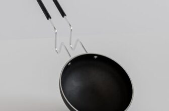 The Earth Store Ecoluxe Iron Tadka Pan/Fry Pan With Wooden Handle For Kitchen 11 Cm Diameter Gas Oven Compatible, Black